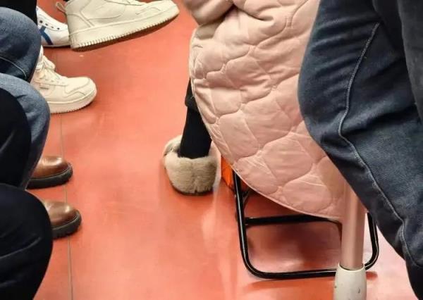 上海地铁里的一幕：8人自带小板凳，有人直接戴眼罩开睡！广播不断提醒，他们充耳不闻