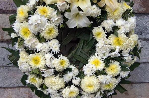 殡仪馆花卉重复使用且收费高于市场价3倍，涉嫌消费欺诈吗？