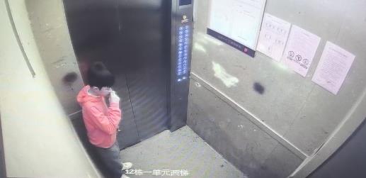 13岁“红孩儿”现身电梯,施展“三昧真火” 13岁“红孩儿”现身电梯,施展“三昧真火”