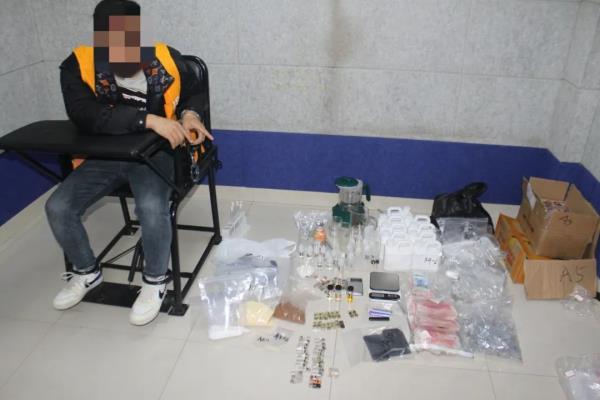 警方收网,“毒瘤”连根拔除!女子真实身份暴露了 警方收网,“毒瘤”连根拔除!女子真实身份暴露了