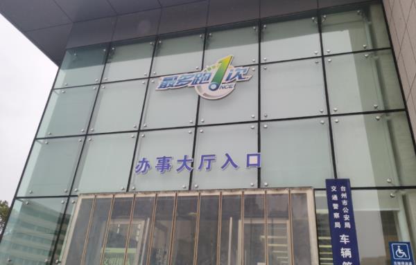 业务不精？去窗口办事，工作人员却"现场翻书"！真相万万没想到