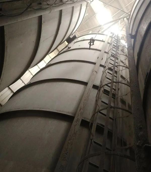 搅拌站内，20多米高空作业的工人，安全绳断裂掉进水泥……
