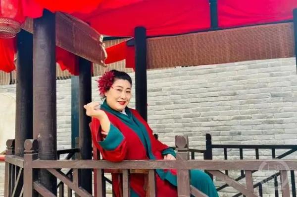 网红打着相亲的名义上台蹭流量，被开封“王婆”识破：下去吧