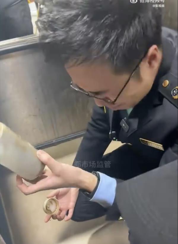 登上热搜,这道人气美食加了“增臭剂”?多家厂商回应 登上热搜,这道人气美食加了“增臭剂”?多家厂商回应