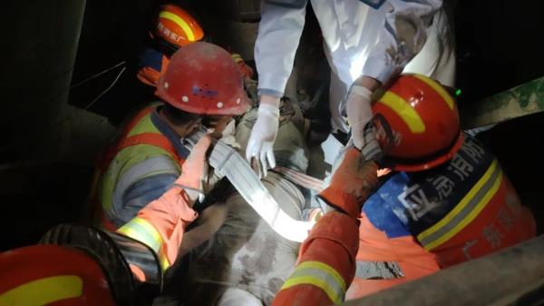 搅拌站内，20多米高空作业的工人，安全绳断裂掉进水泥……