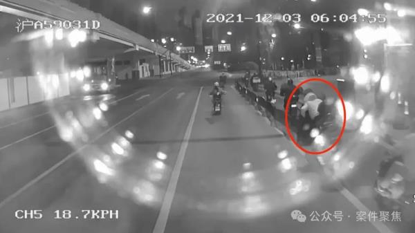 沪一公交车为避让电瓶车急踩刹车，致乘客受伤！谁来担责？