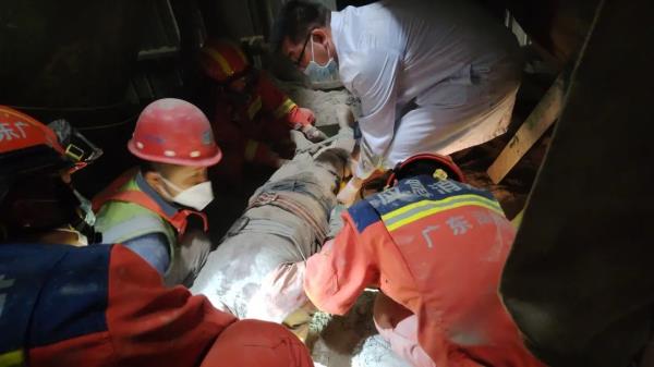 搅拌站内，20多米高空作业的工人，安全绳断裂掉进水泥……