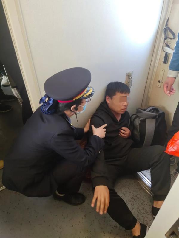 紧急情况！列车临时停车！