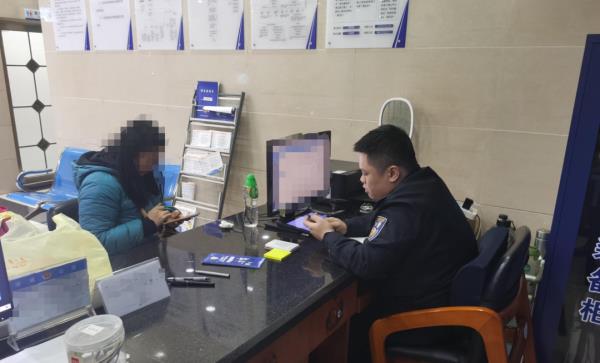 男子出差前接到一通电话，妻子听到内容急得马上报警！