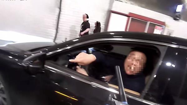 隧道内车辆起火、浓烟滚滚，他们逆行而上！