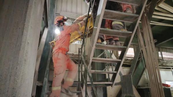 搅拌站内，20多米高空作业的工人，安全绳断裂掉进水泥……