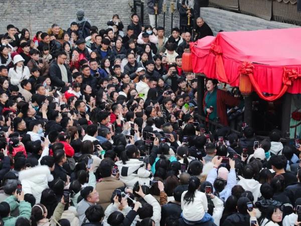 “王婆说媒”爆火！网友：这是月老手下的“销冠”