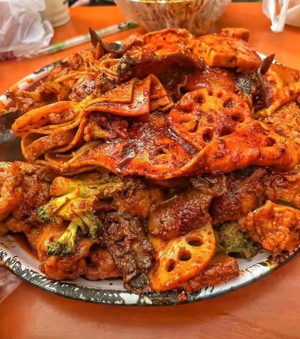 游客蜂拥而至,街边店成顶流,天水麻辣烫为啥能火? 游客蜂拥而至,街边店成顶流,天水麻辣烫为啥能火?