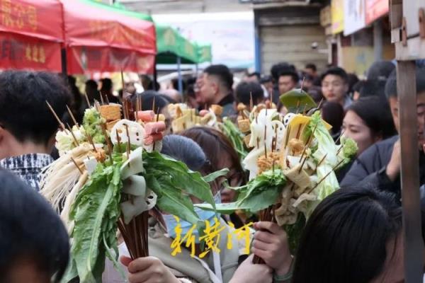 游客奔赴千里、排队10小时只为一碗麻辣烫，记者实探“热辣”天水