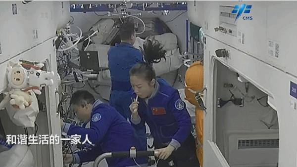 航天员在空间站是如何休息的?来揭秘→ 航天员在空间站是如何休息的?来揭秘→