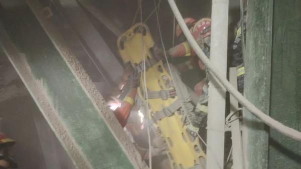 搅拌站内，20多米高空作业的工人，安全绳断裂掉进水泥……