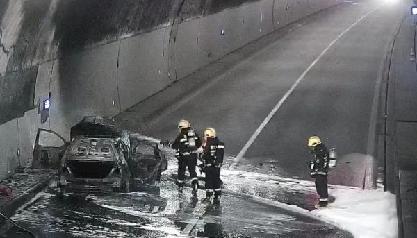 隧道内车辆起火、浓烟滚滚，他们逆行而上！