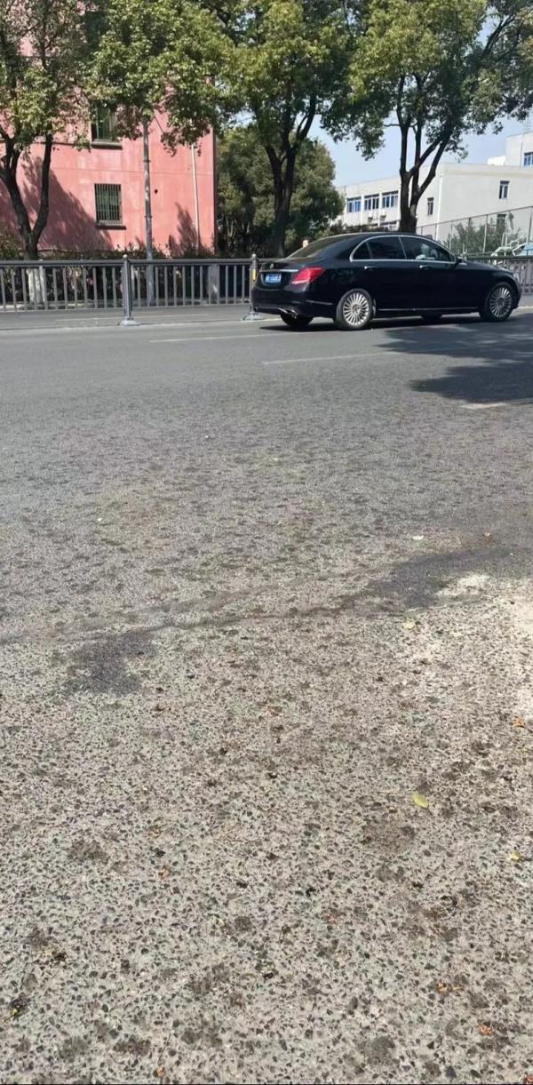 小心!苏州路上的爆浆“黑珍珠” 小心!苏州路上的爆浆“黑珍珠”