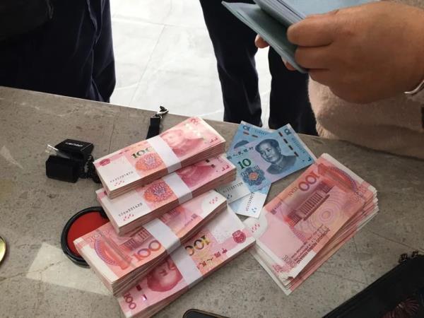 “你们还没吃饭吧” 海宁郝阿姨塞钱给警员......