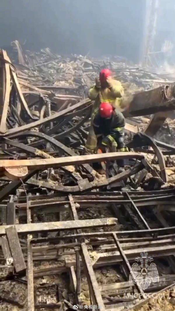 俄罗斯紧急情况部发布音乐厅内部画面,已被烧得面目全非 俄罗斯紧急情况部发布音乐厅内部画面,已被烧得面目全非