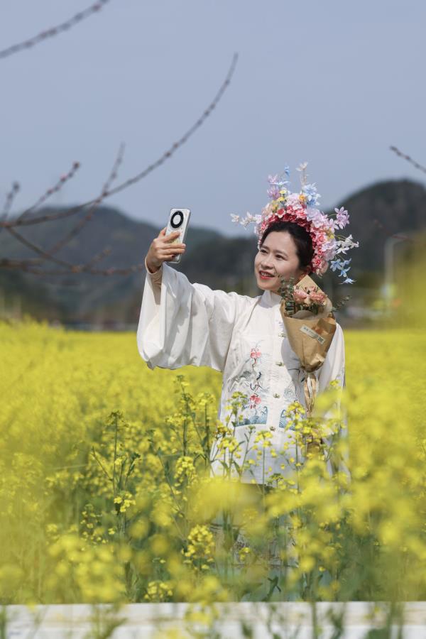 浙江诸暨：万亩花田扮靓美丽乡村