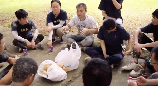 被两万元改变人生，他决定......