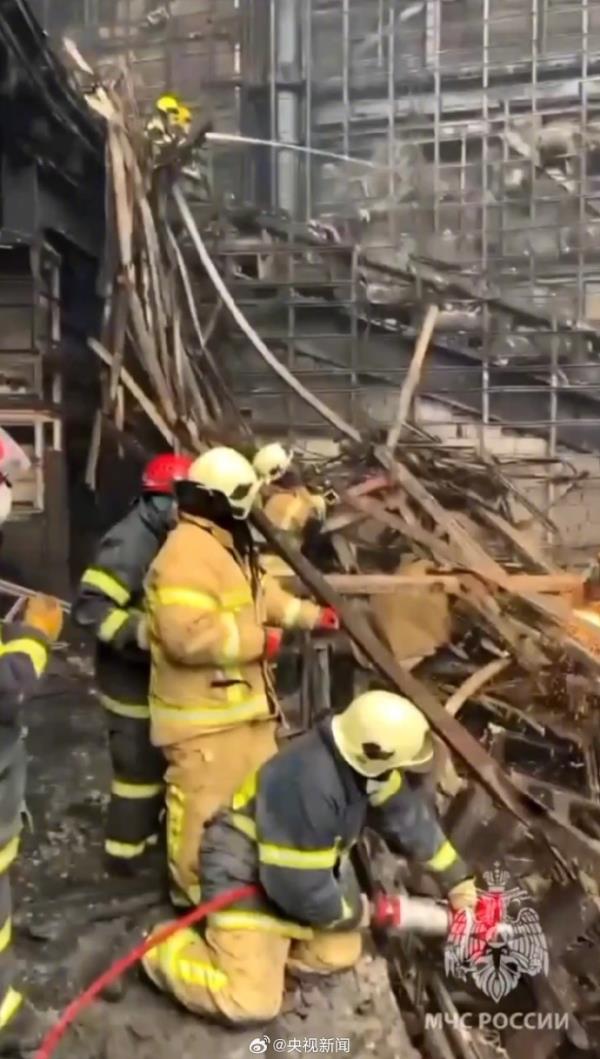 俄罗斯紧急情况部发布音乐厅内部画面,已被烧得面目全非 俄罗斯紧急情况部发布音乐厅内部画面,已被烧得面目全非