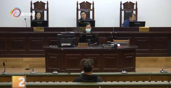 捡到反光背心，男子竟然到街上冒充“警察”干这事……