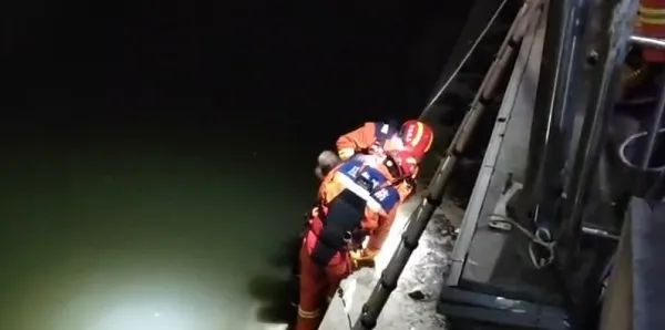 大半夜的，上海一50多岁男子钓鱼时落水，陷入淤泥无法自拔……
