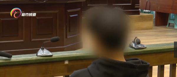 捡到反光背心，男子竟然到街上冒充“警察”干这事……