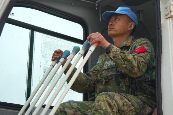 中国第22批赴黎巴嫩维和部队在黎以边境附近开展工程施工作业