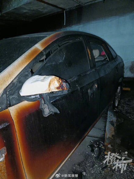 杭州一小区车库电车充电时自燃，相邻车辆被烤成焦炭色，另一辆车玻璃被炸穿