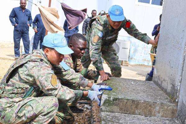 中国第22批赴黎巴嫩维和部队在黎以边境附近开展工程施工作业