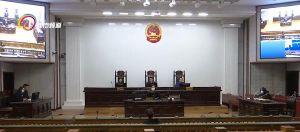 捡到反光背心，男子竟然到街上冒充“警察”干这事……