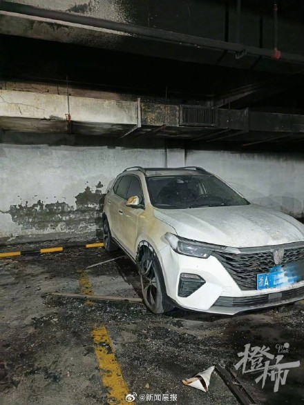 杭州一小区车库电车充电时自燃，相邻车辆被烤成焦炭色，另一辆车玻璃被炸穿