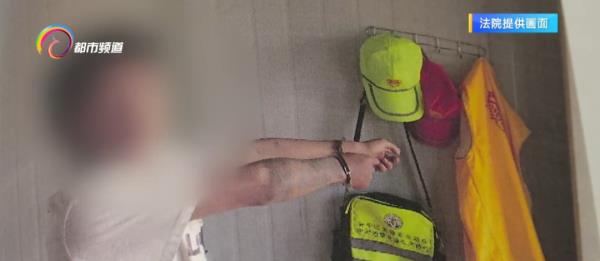 捡到反光背心，男子竟然到街上冒充“警察”干这事……