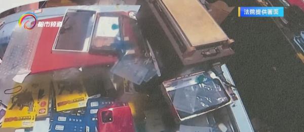 捡到反光背心，男子竟然到街上冒充“警察”干这事……