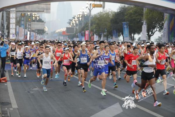3万名跑者齐聚!2024重庆马拉松鸣枪开跑 3万名跑者齐聚!2024重庆马拉松鸣枪开跑