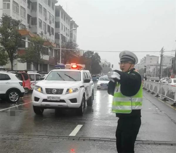 5岁男孩昏迷危急 交警紧急开道护送