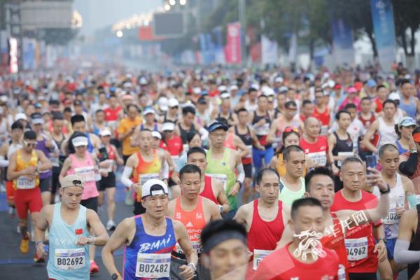 3万名跑者齐聚!2024重庆马拉松鸣枪开跑 3万名跑者齐聚!2024重庆马拉松鸣枪开跑