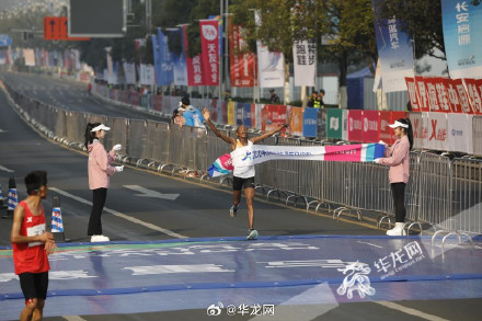 双双刷新!重庆马拉松男女子组赛会纪录均被打破 双双刷新!重庆马拉松男女子组赛会纪录均被打破