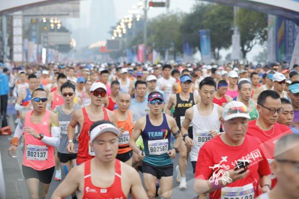 3万名跑者齐聚!2024重庆马拉松鸣枪开跑 3万名跑者齐聚!2024重庆马拉松鸣枪开跑
