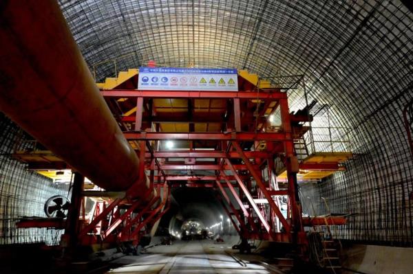 渝万高铁平顶丘隧道掘进突破3000米