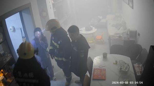 深夜，它、他、他们...救了一家四口