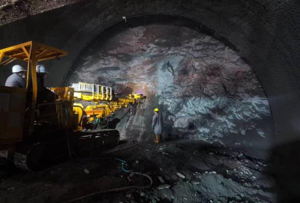 渝万高铁平顶丘隧道掘进突破3000米