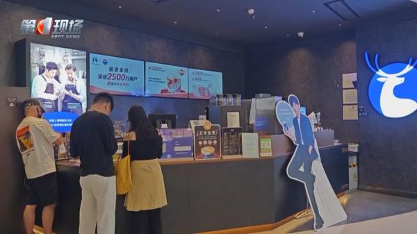 被曝日倒50多瓶白酒厚奶,瑞幸“酱香拿铁”凉了吗? 被曝日倒50多瓶白酒厚奶,瑞幸“酱香拿铁”凉了吗?