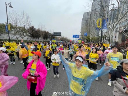 2024武汉马拉松鸣枪起跑 2024武汉马拉松鸣枪起跑