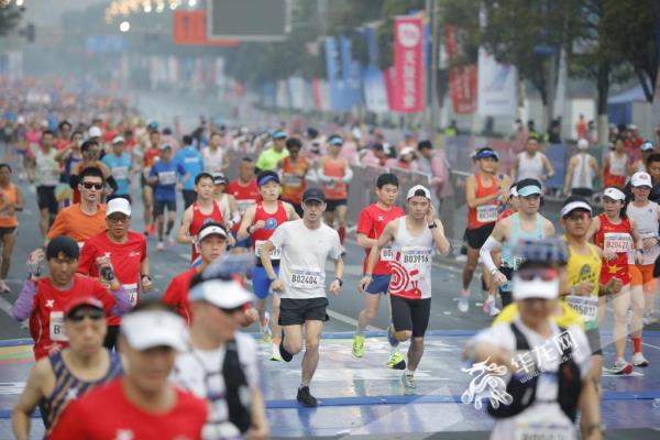 3万名跑者齐聚!2024重庆马拉松鸣枪开跑 3万名跑者齐聚!2024重庆马拉松鸣枪开跑