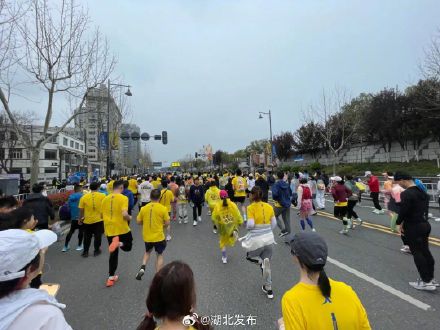 2024武汉马拉松鸣枪起跑 2024武汉马拉松鸣枪起跑