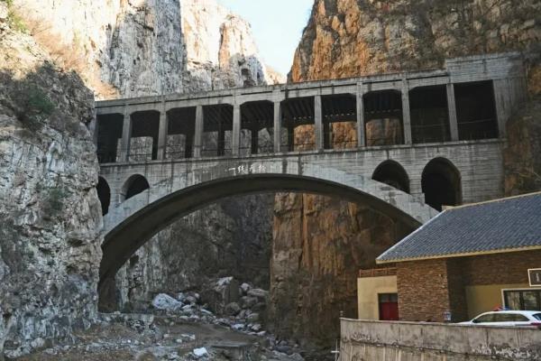 排队爬山?铁道兵顺手修路的地方竟然火了! 排队爬山?铁道兵顺手修路的地方竟然火了!